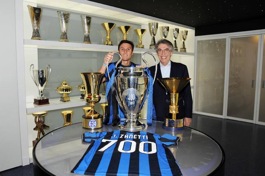Moratti con Zanetti, la sua maglia dedicata alle 700 presenze in nerazzurro e le  coppe del Triplete 2010. Ravezzani